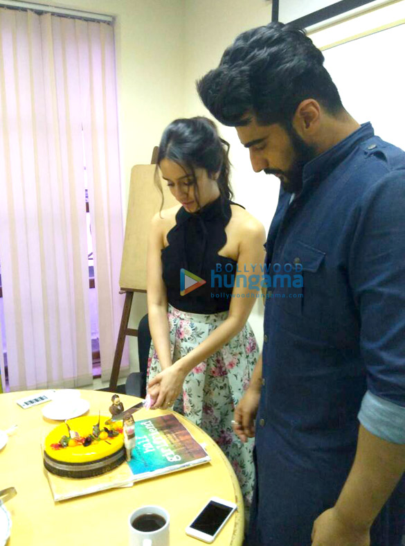arjun kapoor and shraddha kapoor snapped promoting their film half girlfriend in kolkatta 1