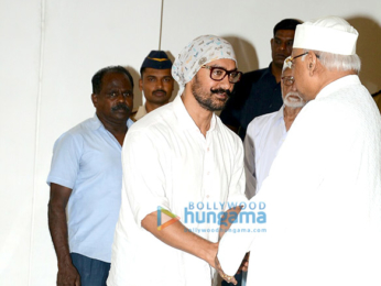 Celebs attend the prayer meet in memory of the late actor Vinod Khanna
