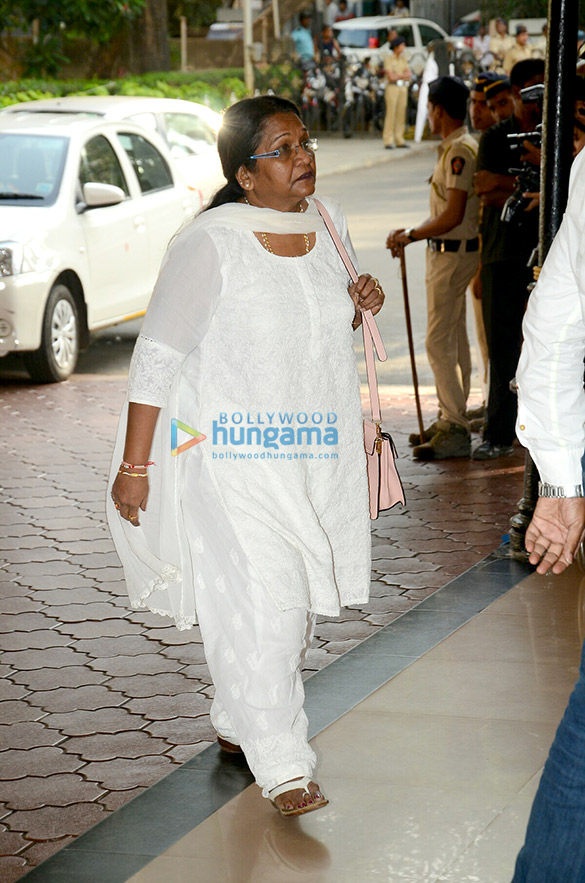 celebs attend the prayer meet in memory of the late actor vinod khanna 15