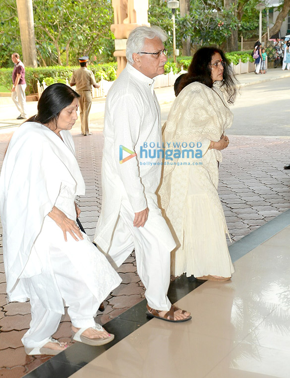 celebs attend the prayer meet in memory of the late actor vinod khanna 16