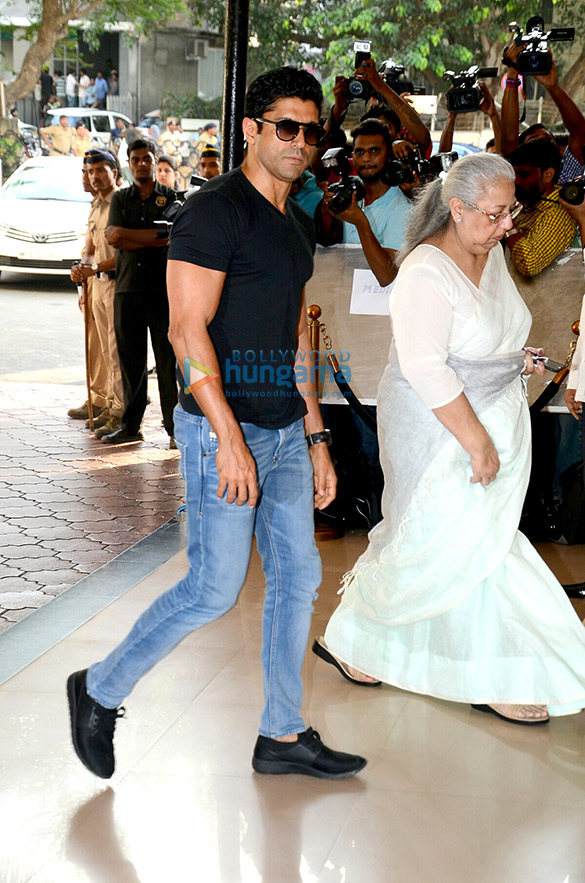 celebs attend the prayer meet in memory of the late actor vinod khanna 8