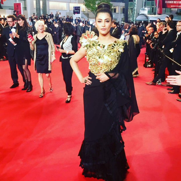 Check out Shruti Haasan sports a desi avatar in a black and gold ensemble on the red carpet of Cannes 2017-1