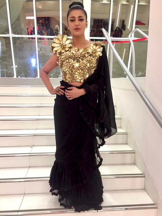 Check out Shruti Haasan sports a desi avatar in a black and gold ensemble on the red carpet of Cannes 2017-2