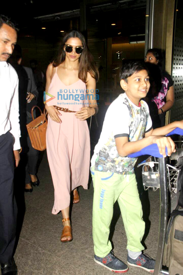 deepika padukone ayushmann khurana parineeti chopra shraddha kapoor and arjun kapoor snapped at the airport 11