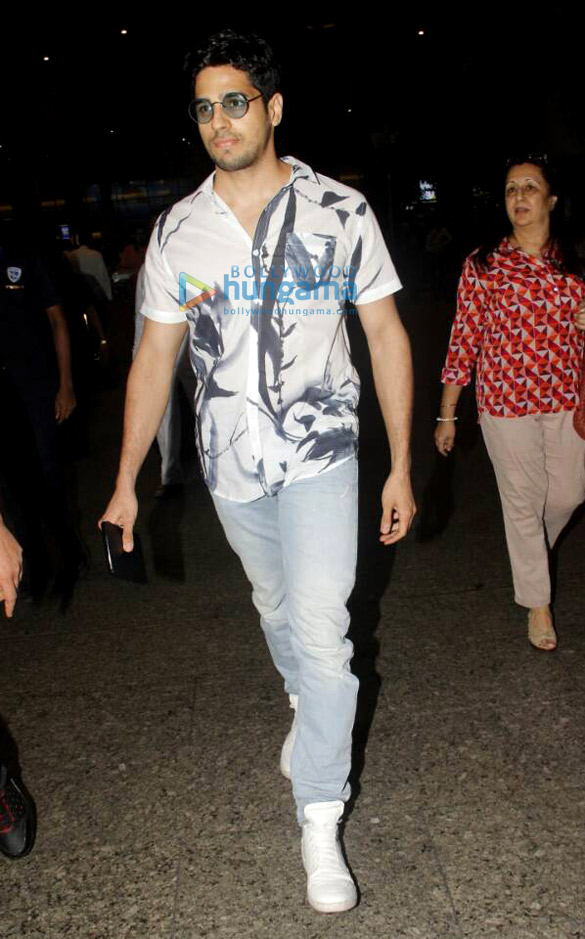 deepika padukone shah rukh khan and suhana khan snapped at the airport 5