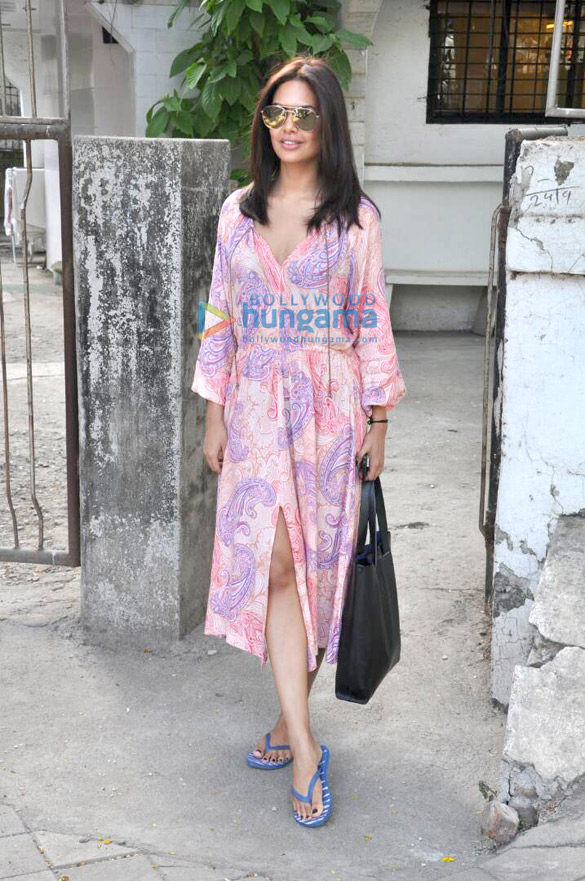 esha gupta snapped post a salon session in juhu 5