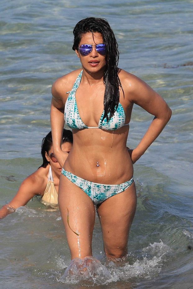 Ptinka Chopta Ka Sexy Video - HOTNESS ALERT: Priyanka Chopra can't stop flaunting her sexy body in a  bikini chilling on a beach : Bollywood News - Bollywood Hungama
