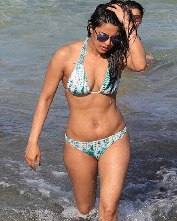 Priyanka Chopra Ki Sexy Video - HOTNESS ALERT: Priyanka Chopra can't stop flaunting her sexy body in a  bikini chilling on a beach : Bollywood News - Bollywood Hungama