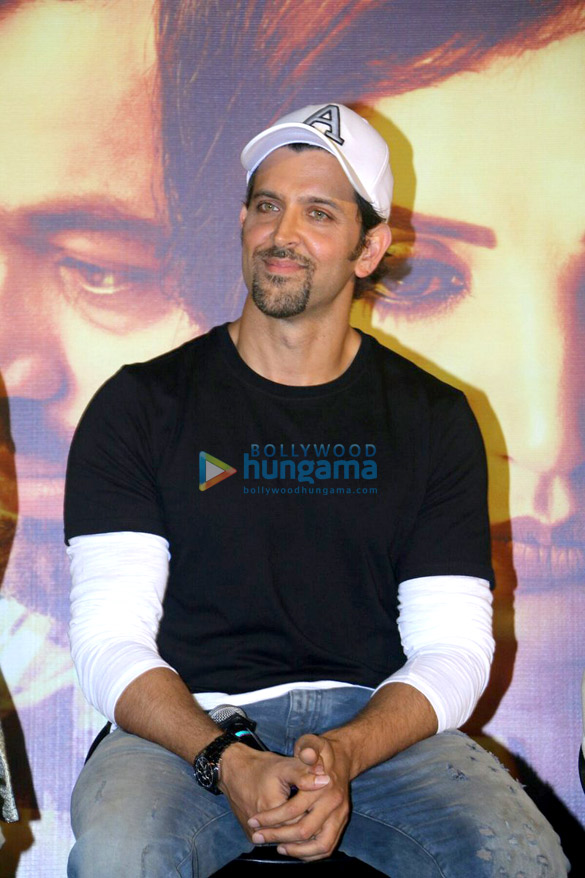 hrithik roshan unveils first look of vikram phadniss marathi movie hrudayantar 7