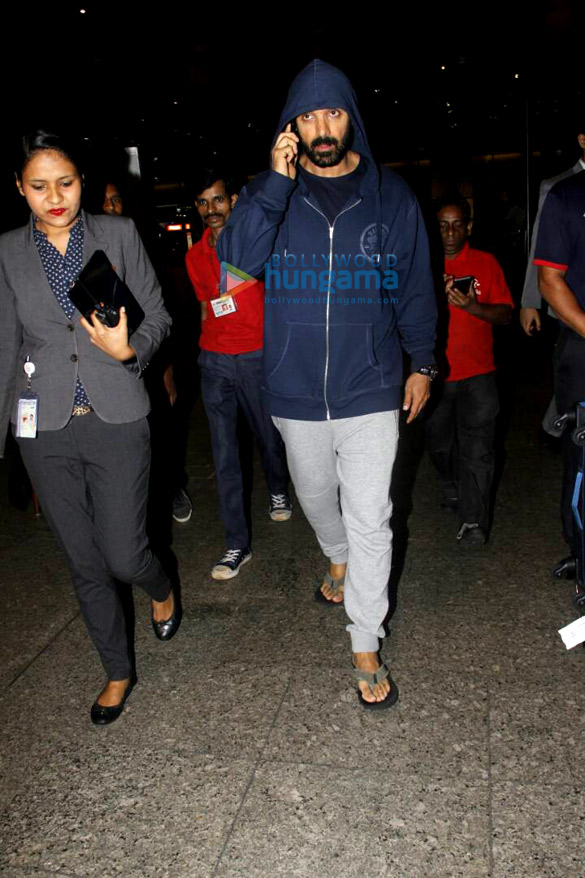 jacqueline fernandez jackie shroff and john abraham snapped at the airport 11