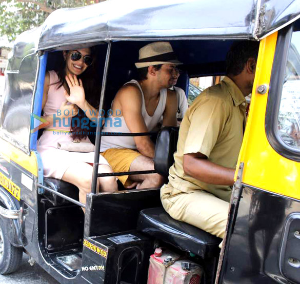 jacqueline fernandez hitches a rickshaw ride home with friends in bandra 5