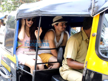Jacqueline Fernandez hitches a rickshaw ride home with friends in Bandra