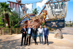 Johnny Depp dazzles fans at 'Pirates of the Caribbean' premiere in Shanghai Disneyland