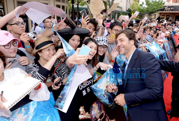 johnny depp dazzles fans at pirates of the caribbean premiere in shanghai disneyland 3