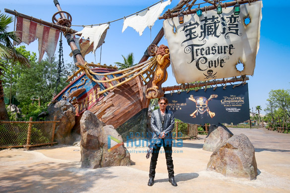 johnny depp dazzles fans at pirates of the caribbean premiere in shanghai disneyland 5