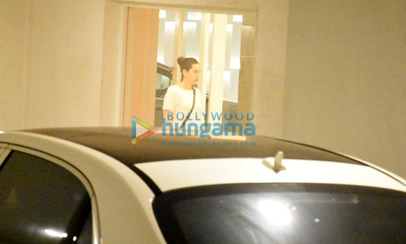 kareena kapoor khan and karisma kapoor snapped at karan johars house 2