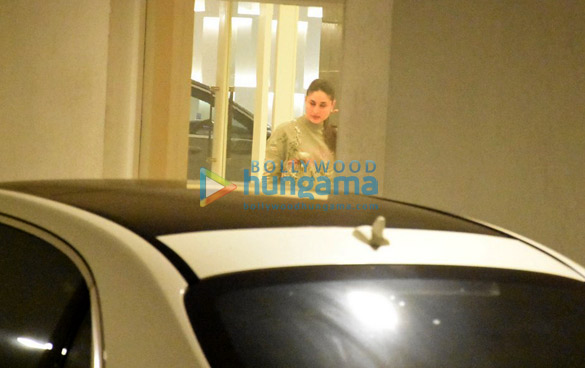 Kareena Kapoor Khan and Karisma Kapoor snapped at Karan Johar’s house Kareena Kapoor Khan and Karisma Kapoor snapped at Karan Johar’s house