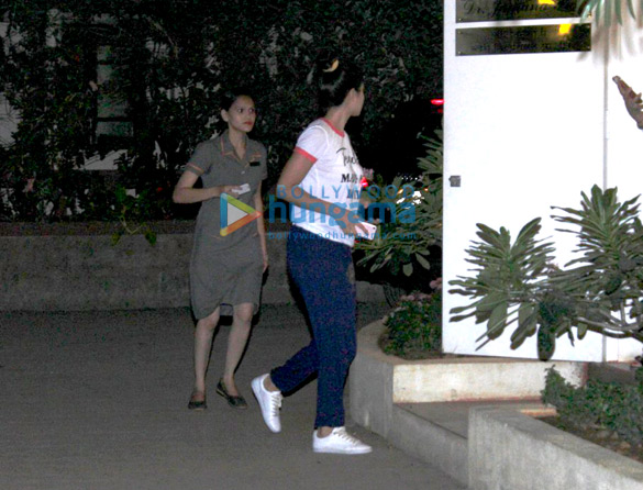 katrina kaif snapped visiting her doctors clinic 2