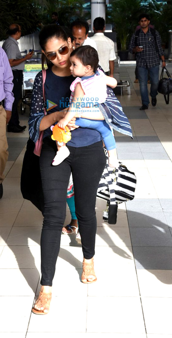 mira rajput snapped with daughter misha at the domestic airport 1