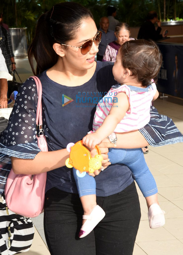 mira rajput snapped with daughter misha at the domestic airport 2