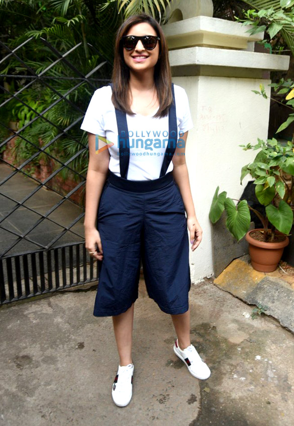 Parineeti Chopra snapped post her salon session in Bandra Parineeti Chopra snapped post her salon session in Bandra