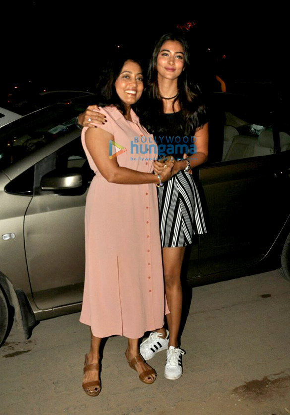 pooja hegde snapped with her parent out for dinner on mothers day 6