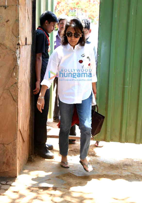rishi kapoor and neetu singh snapped at krishnaraj bunglow 3