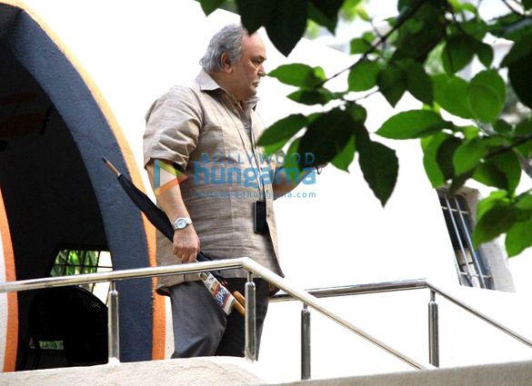 Rishi Kapoor snapped while shooting for his film ‘102 Not Out’ in Mumbai Rishi Kapoor snapped while shooting for his film ‘102 Not Out’ in Mumbai