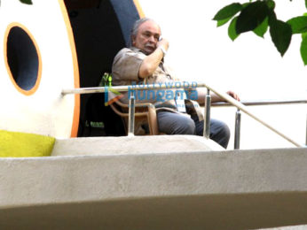 Rishi Kapoor snapped while shooting for his film '102 Not Out' in Mumbai