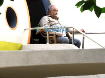 Rishi Kapoor snapped while shooting for his film '102 Not Out' in Mumbai