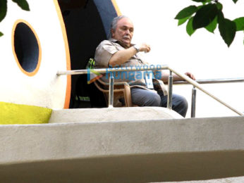 Rishi Kapoor snapped while shooting for his film '102 Not Out' in Mumbai
