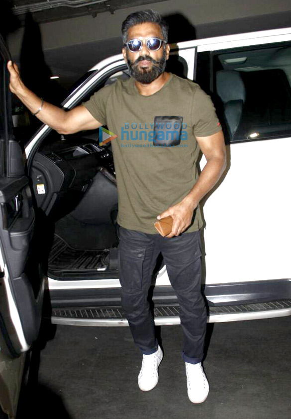 salman khan karan johar sonam kapoor sunil shetty and anil kapoor snapped at the airport 4