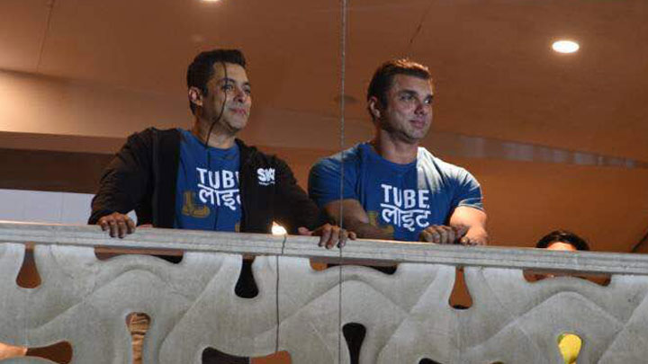 Salman Khan Waves Back At Fans After Tubelight Trailer Launch Salman Khan Waves Back At Fans After Tubelight Trailer Launch