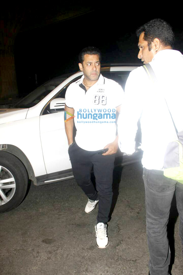 salman khan and deepika padukone snapped at the airport 3