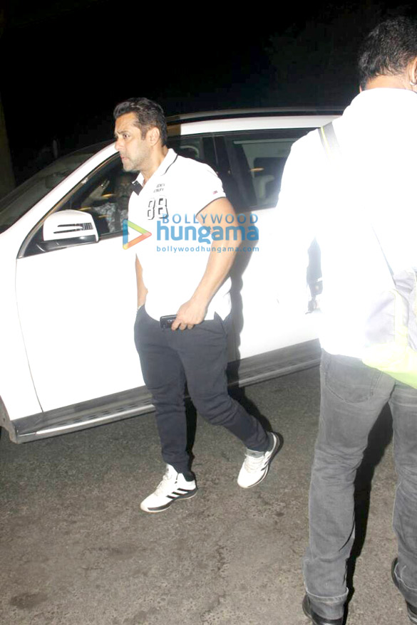 salman khan and deepika padukone snapped at the airport 4