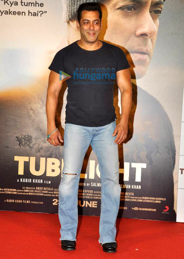 salman khan and sohail khan at the trailer launch of tubelight 5