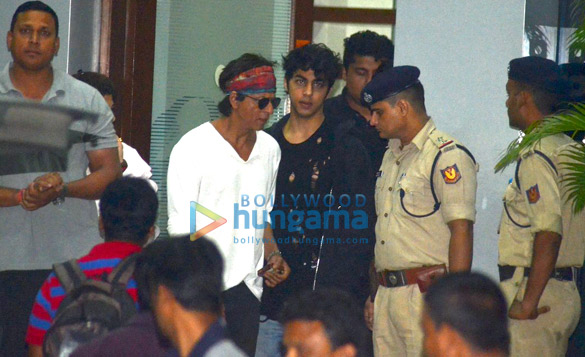 shah rukh abram aryan snapped at the airport 1