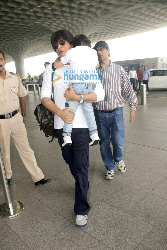 shah rukh abram and aryan snapped at the airport 3