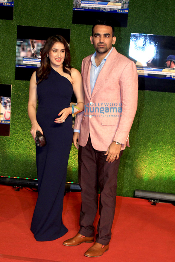 shah rukh khan aamir khan bachchans ambanis and others grace the premiere of sachin a billion dreams 9