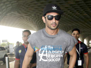 Sushant Singh Rajput, Kriti Sanon, Sonakshi Sinha, John Abraham and Parineeti Chopra at the airport Sushant Singh Rajput, Kriti Sanon, Sonakshi Sinha, John Abraham and Parineeti Chopra at the airport