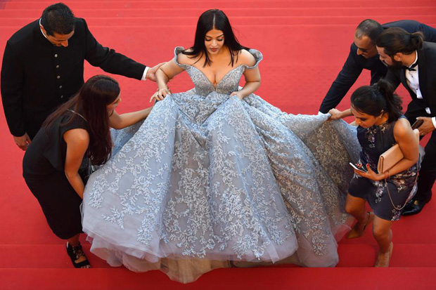 Oscar Awards 2016: Priyanka Chopra walks red carpet in Lebanese designer  gown | India.com