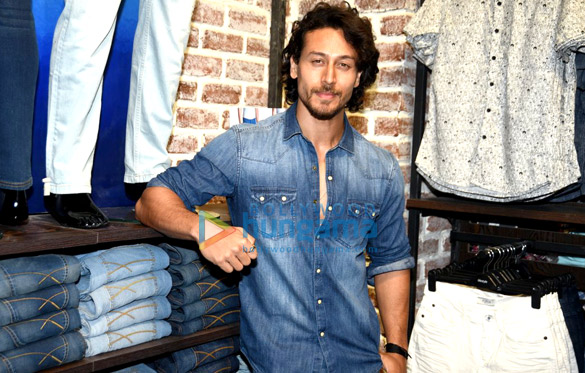 tiger shroff at the inauguration of lifestyle store in seawoods 3