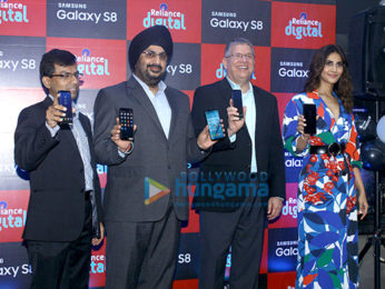 Vaani Kapoor unveils 'Samsung Galaxy S8' in Mumbai