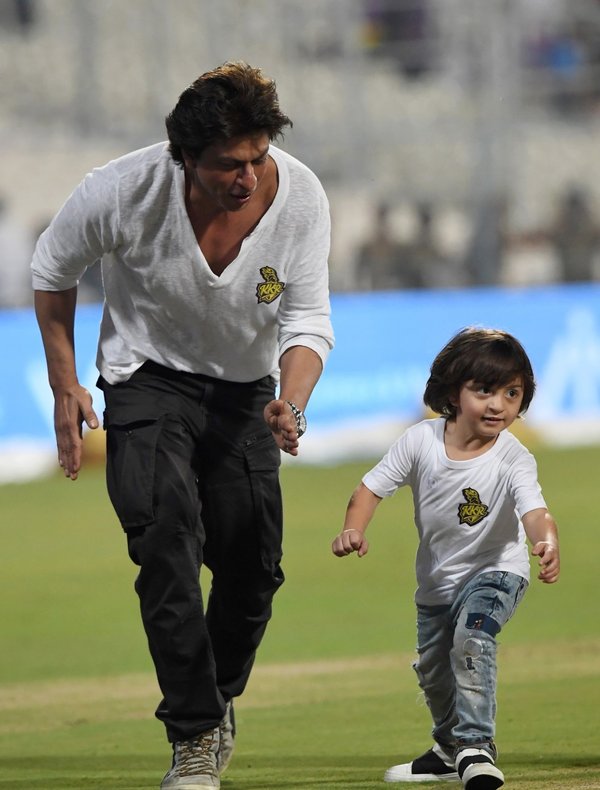 Watch Shah Rukh Khan and son AbRam Khan race post-Kolkata Knight Riders’ loss at Eden Gardens 1