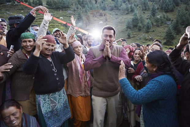 Bhaijaan Salman Khan dances with the locals in Manali-1