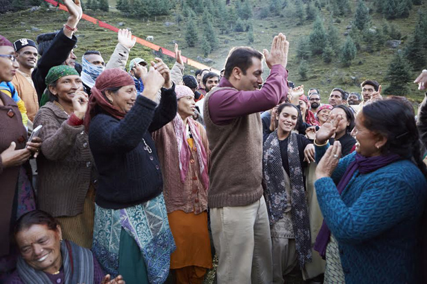 Bhaijaan Salman Khan dances with the locals in Manali-3