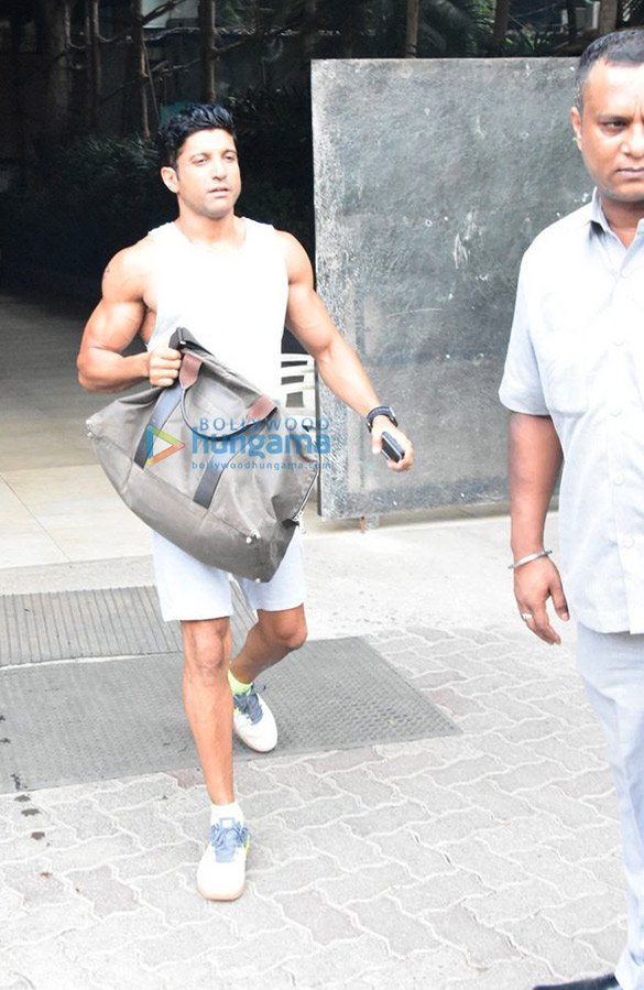 farhan akhtar snappped post his gym session in bandra 1