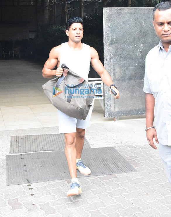 farhan akhtar snappped post his gym session in bandra 2