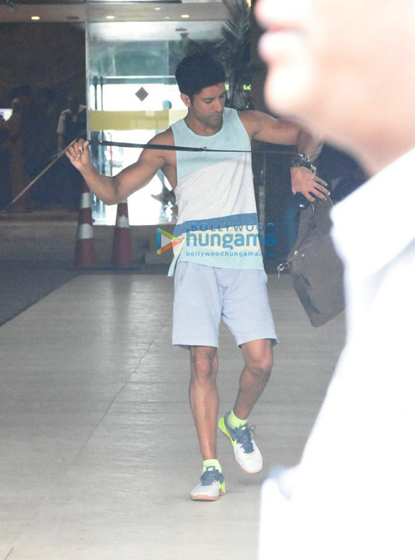 farhan akhtar snappped post his gym session in bandra 3