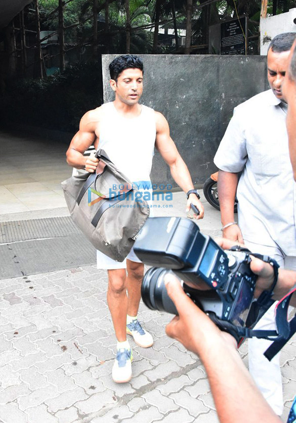farhan akhtar snappped post his gym session in bandra 5
